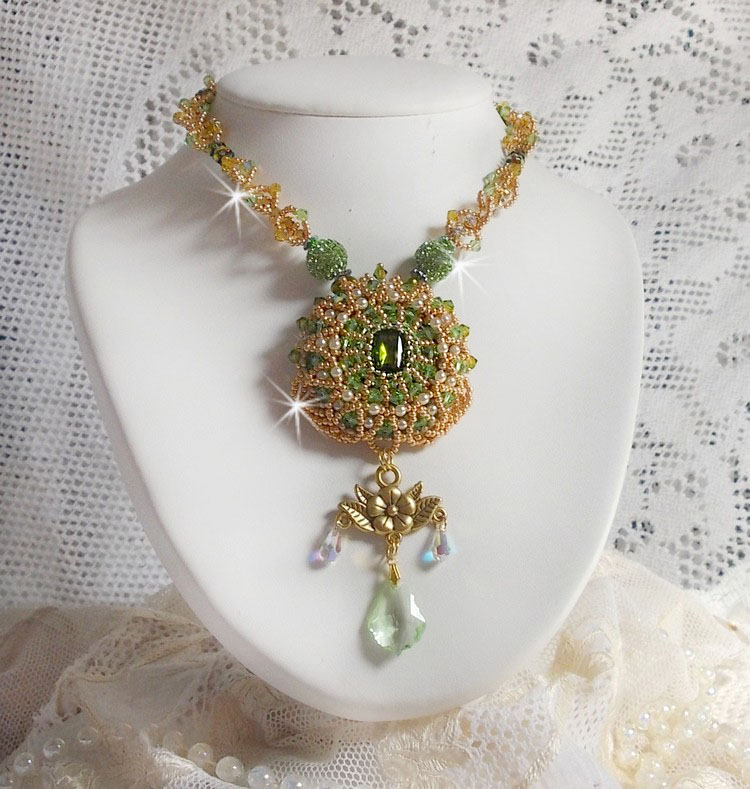 Garden Party halsband broderat med en grön bohemisk kristall, Swarovski pärlor och Miyuki fröpärlor.