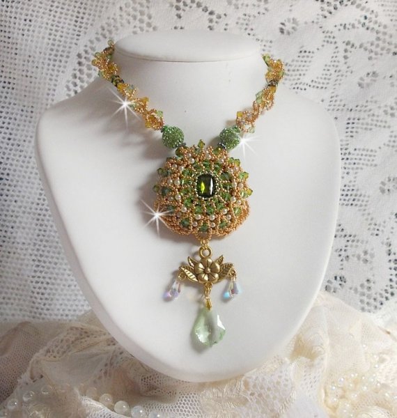 Garden Party halsband broderat med en grön bohemisk kristall, Swarovski pärlor och Miyuki fröpärlor.