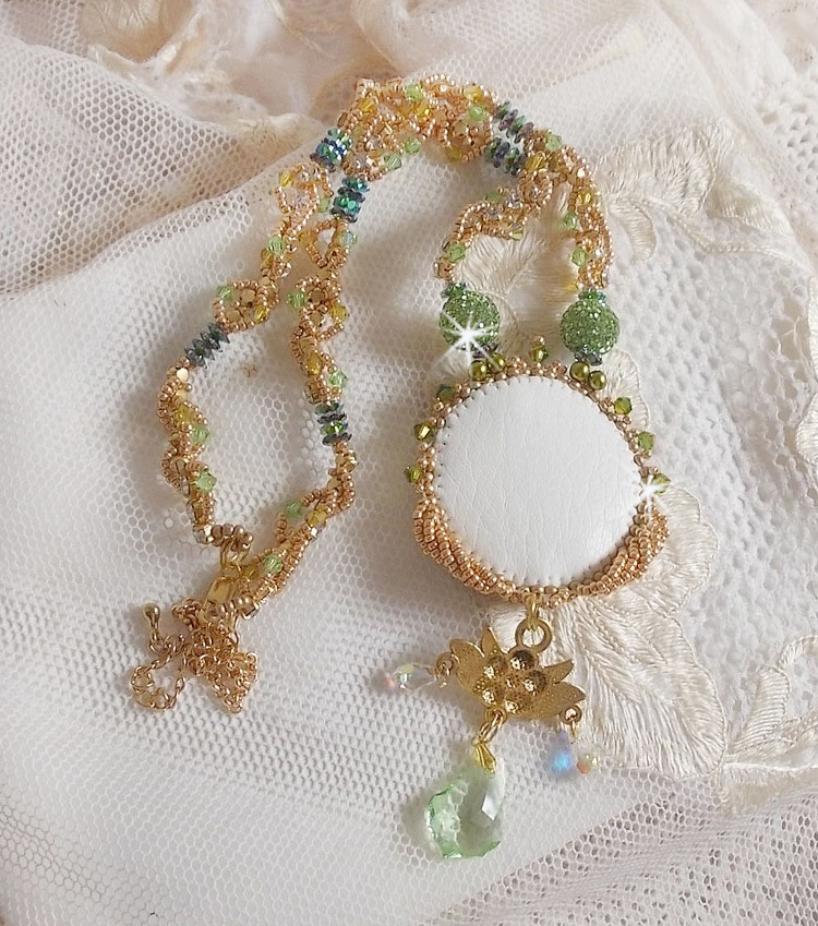 Garden Party halsband broderat med en grön bohemisk kristall, Swarovski pärlor och Miyuki fröpärlor.