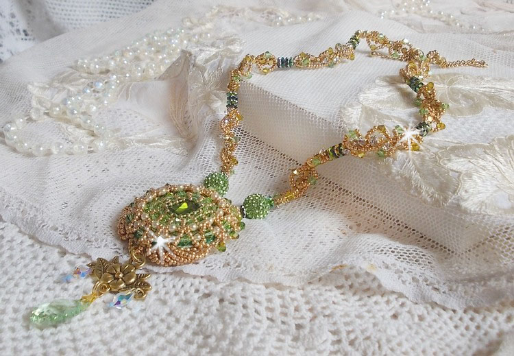 Garden Party halsband broderat med en grön bohemisk kristall, Swarovski pärlor och Miyuki fröpärlor.