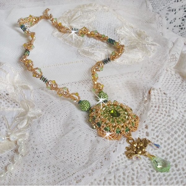 Garden Party halsband broderat med en grön bohemisk kristall, Swarovski pärlor och Miyuki fröpärlor.