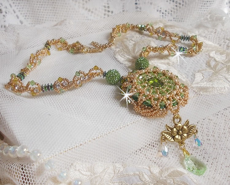 Garden Party halsband broderat med en grön bohemisk kristall, Swarovski pärlor och Miyuki fröpärlor.