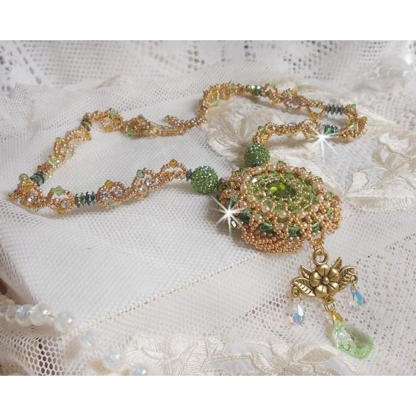 Garden Party halsband broderat med en grön bohemisk kristall, Swarovski pärlor och Miyuki fröpärlor.