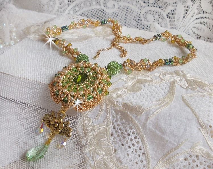 Garden Party halsband broderat med en grön bohemisk kristall, Swarovski pärlor och Miyuki fröpärlor.