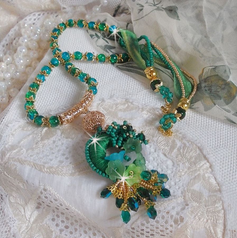 Green Iris halsband broderat med smaragdgrön DMC-bomull, Swarovski-kristaller, harts- och fröpärlor.