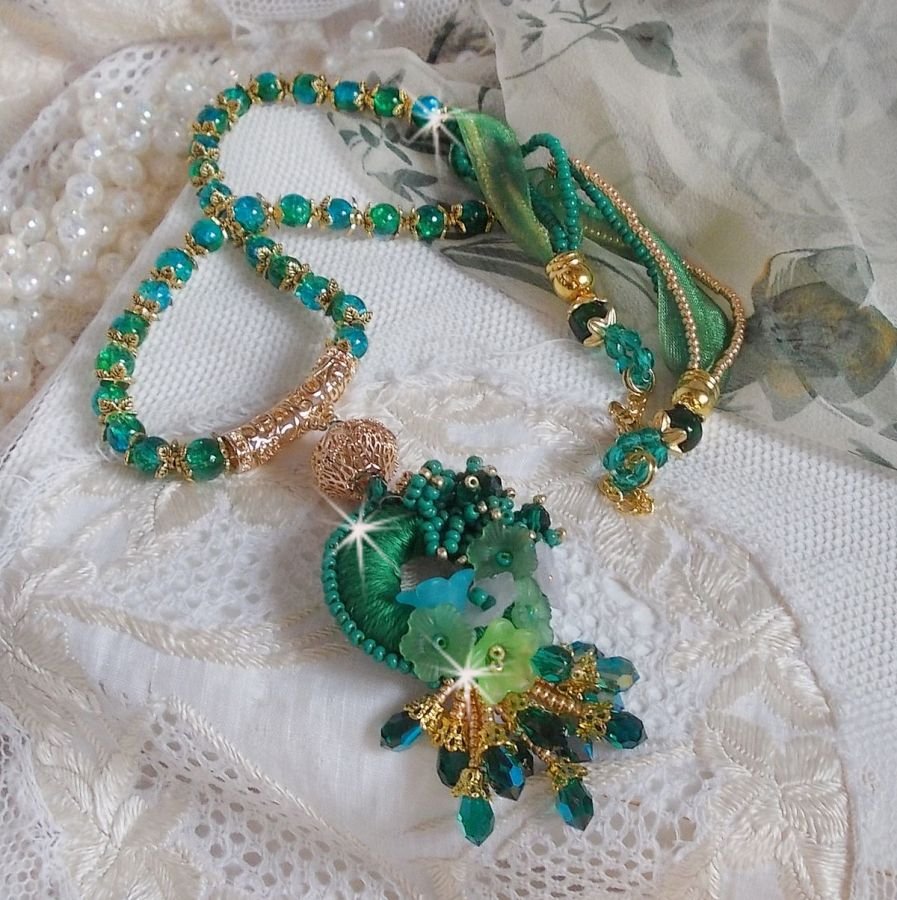 Green Iris halsband broderat med smaragdgrön DMC-bomull, Swarovski-kristaller, harts- och fröpärlor.
