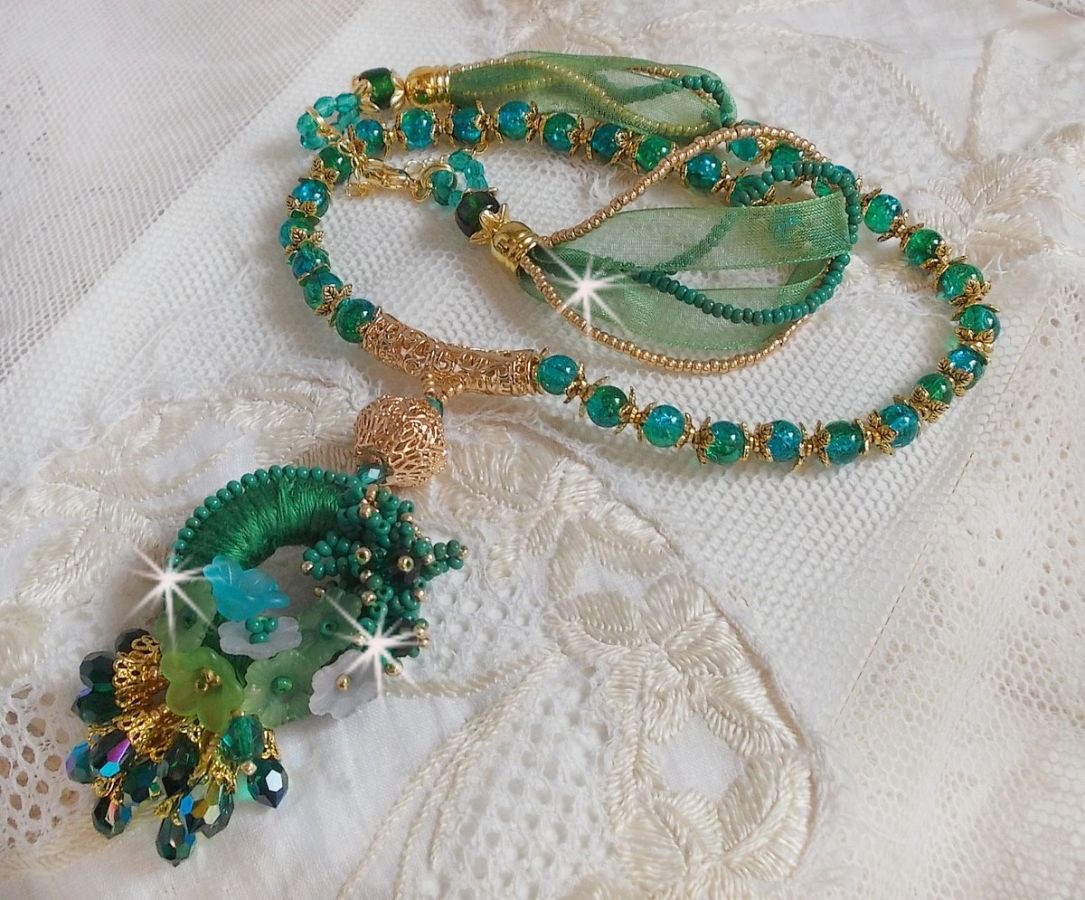 Green Iris halsband broderat med smaragdgrön DMC-bomull, Swarovski-kristaller, harts- och fröpärlor.