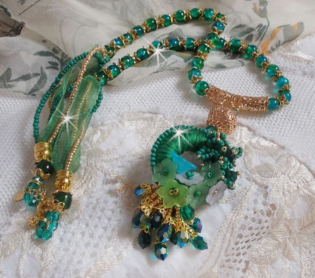 Green Iris halsband broderat med smaragdgrön DMC-bomull, Swarovski-kristaller, harts- och fröpärlor.