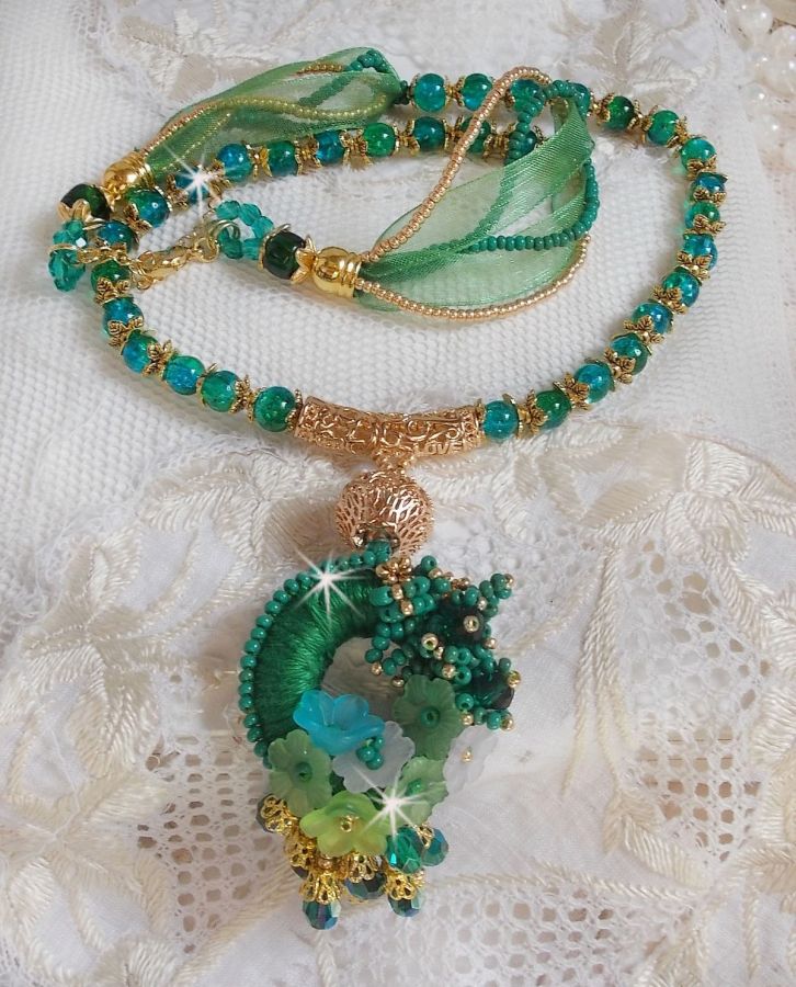 Green Iris halsband broderat med smaragdgrön DMC-bomull, Swarovski-kristaller, harts- och fröpärlor.