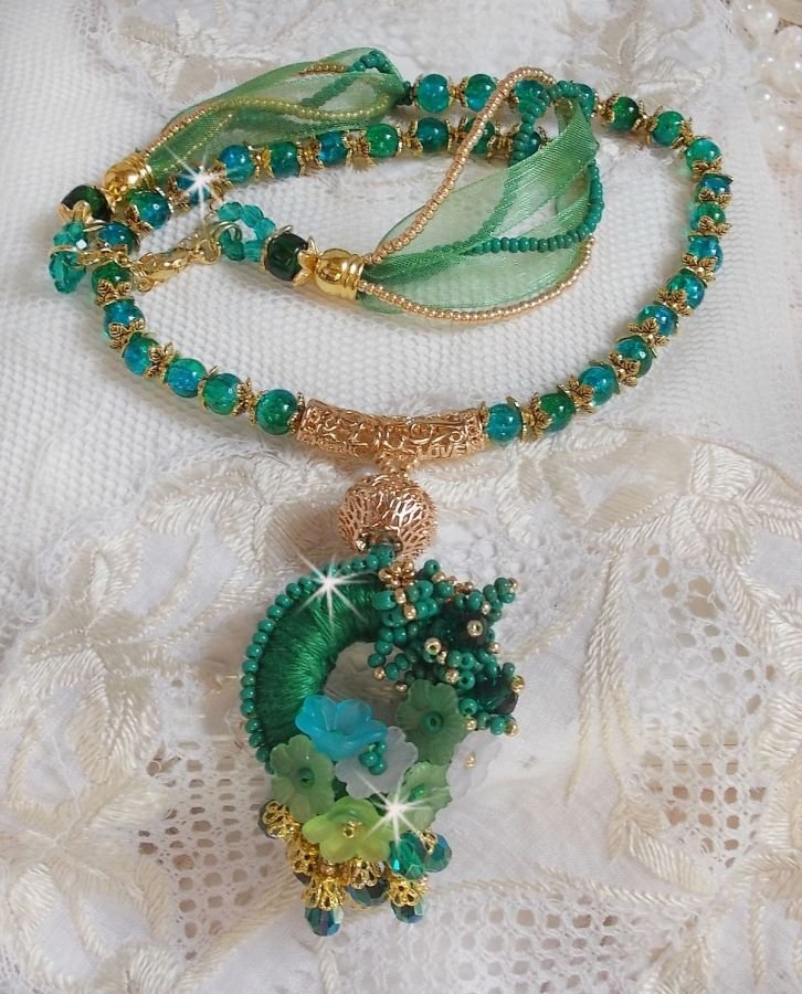 Green Iris halsband broderat med smaragdgrön DMC-bomull, Swarovski-kristaller, harts- och fröpärlor.