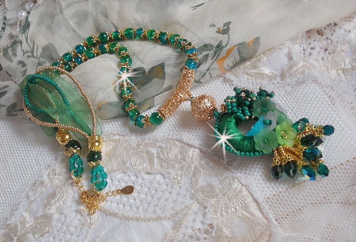 Green Iris halsband broderat med smaragdgrön DMC-bomull, Swarovski-kristaller, harts- och fröpärlor.