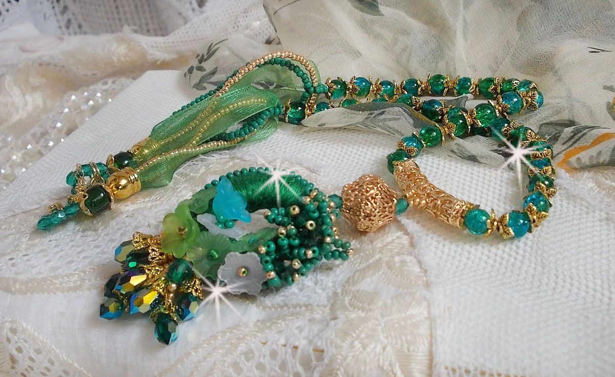Green Iris halsband broderat med smaragdgrön DMC-bomull, Swarovski-kristaller, harts- och fröpärlor.