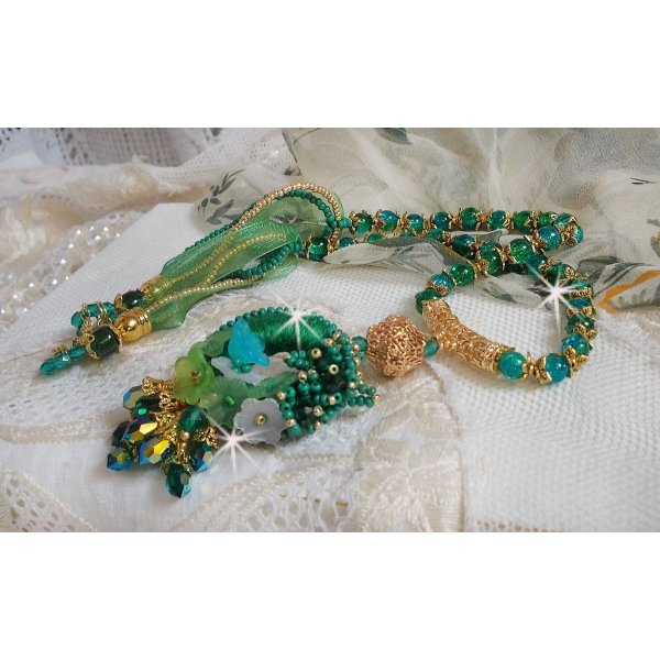 Green Iris halsband broderat med smaragdgrön DMC-bomull, Swarovski-kristaller, harts- och fröpärlor.