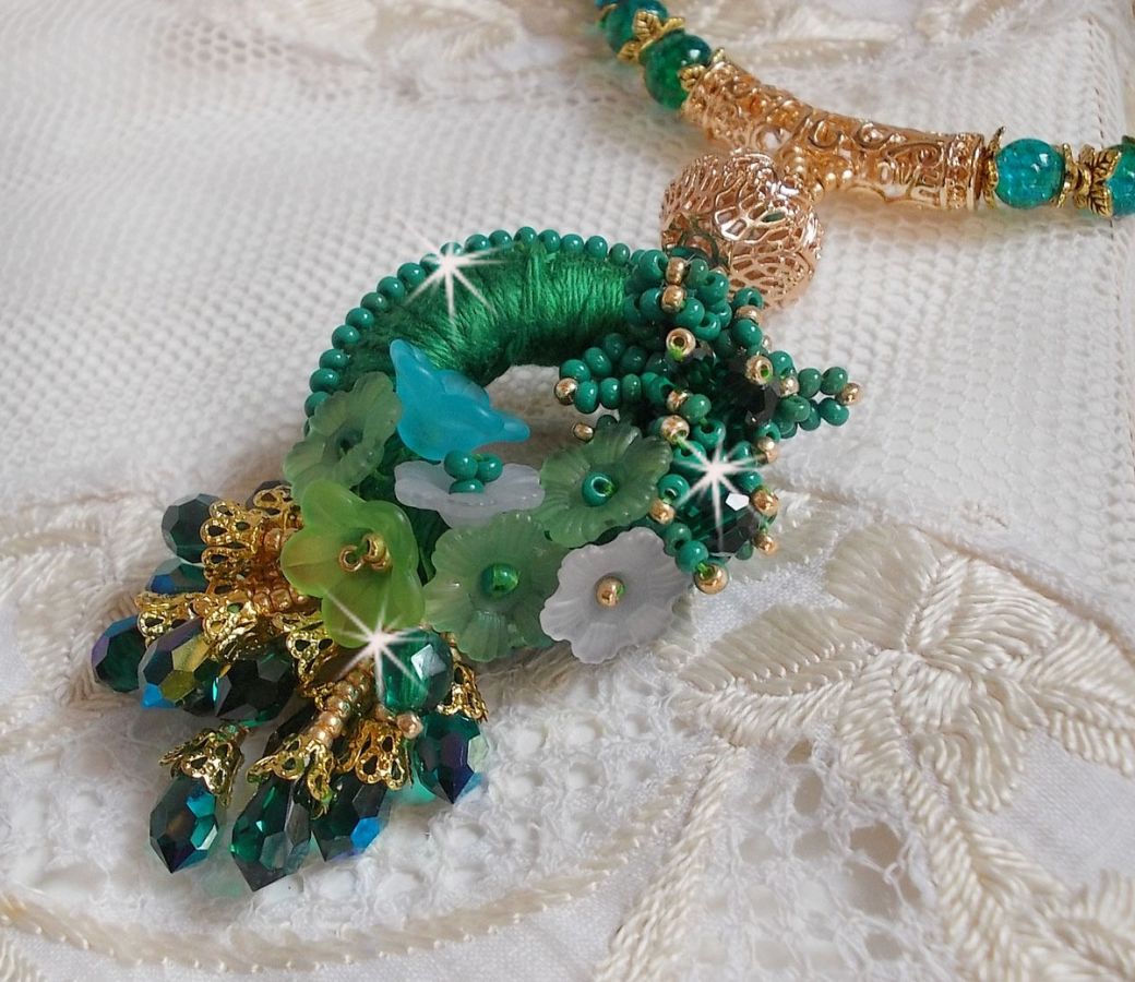Green Iris halsband broderat med smaragdgrön DMC-bomull, Swarovski-kristaller, harts- och fröpärlor.