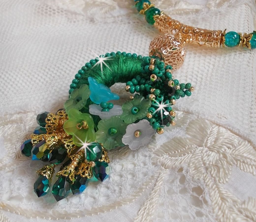 Green Iris halsband broderat med smaragdgrön DMC-bomull, Swarovski-kristaller, harts- och fröpärlor.