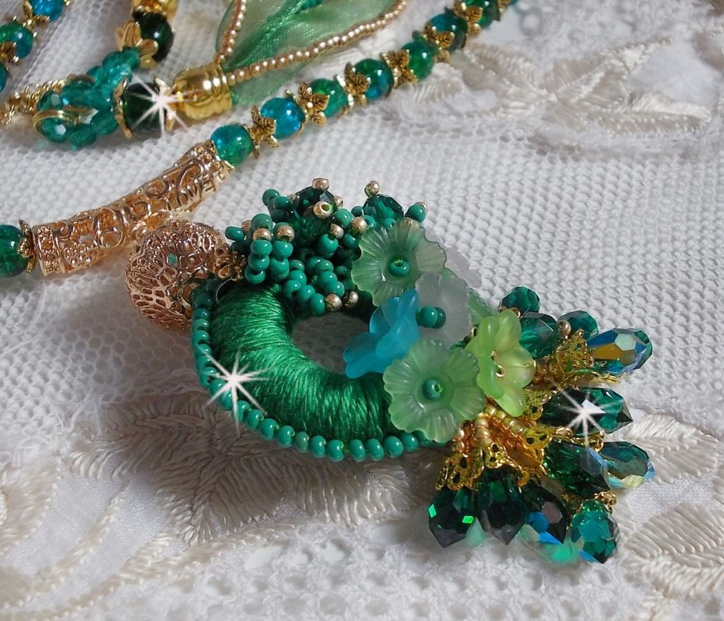 Green Iris halsband broderat med smaragdgrön DMC-bomull, Swarovski-kristaller, harts- och fröpärlor.