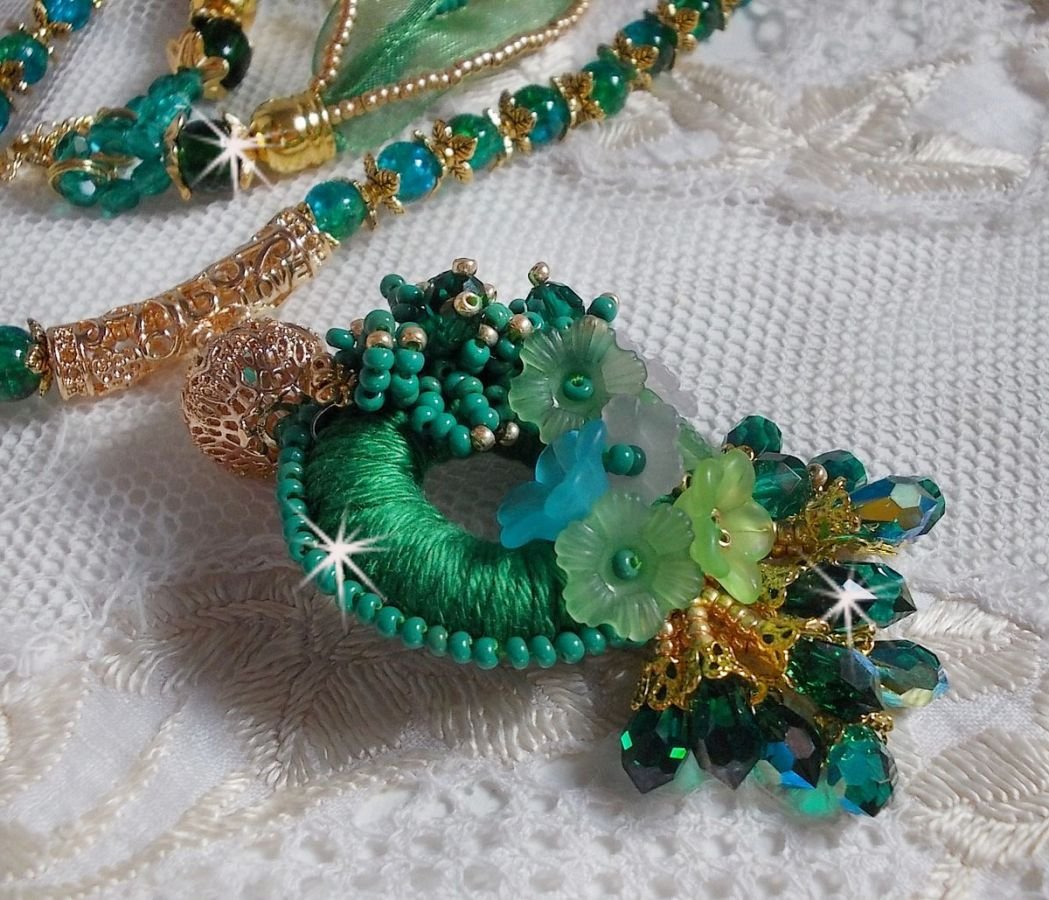 Green Iris halsband broderat med smaragdgrön DMC-bomull, Swarovski-kristaller, harts- och fröpärlor.