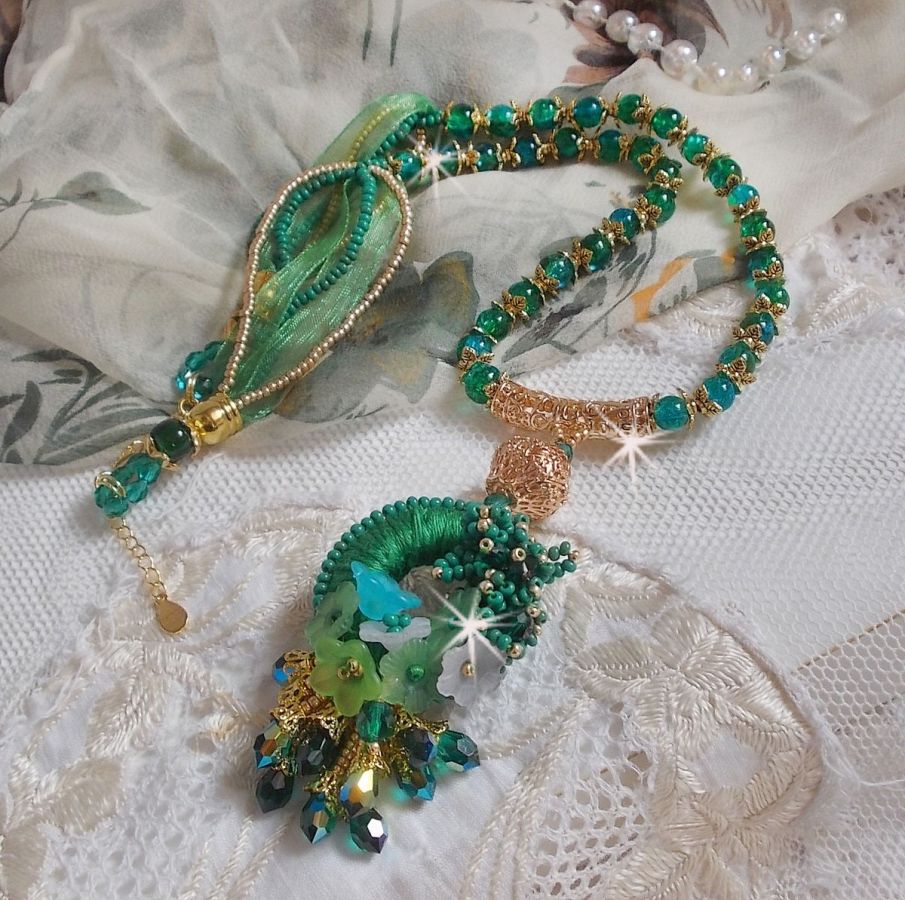 Green Iris halsband broderat med smaragdgrön DMC-bomull, Swarovski-kristaller, harts- och fröpärlor.