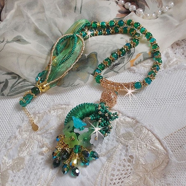 Green Iris halsband broderat med smaragdgr&ouml;n DMC-bomull, Swarovski-kristaller, harts- och fr&ouml;p&auml;rlor.