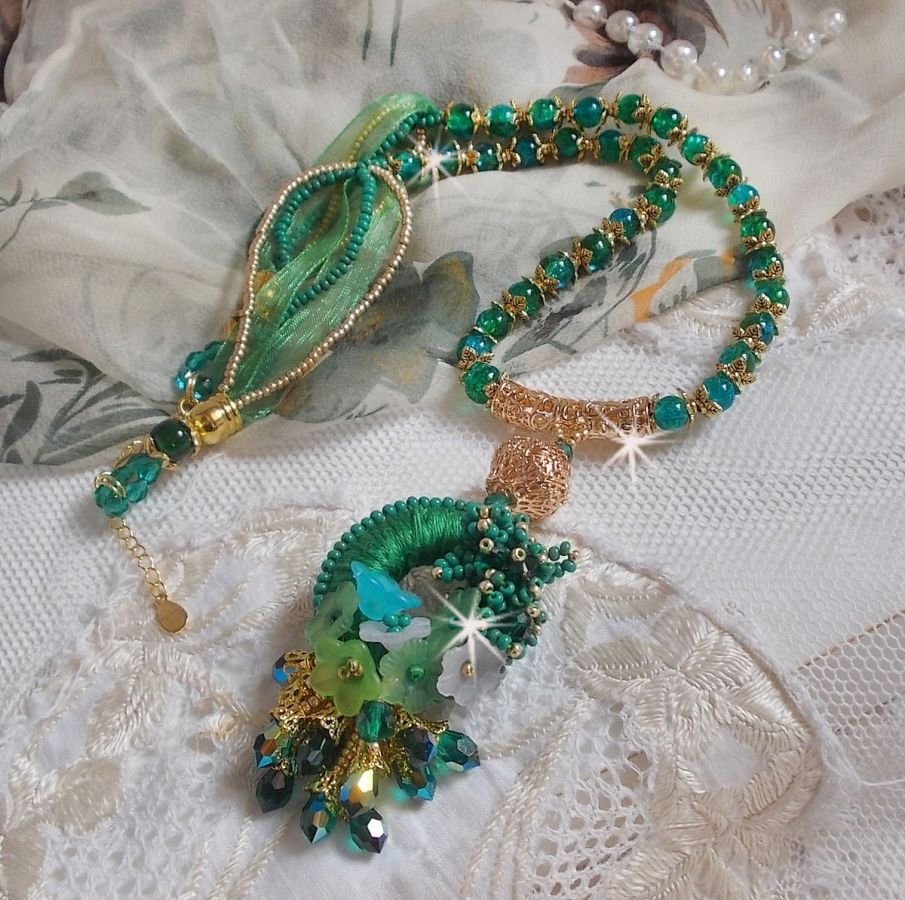 Green Iris halsband broderat med smaragdgrön DMC-bomull, Swarovski-kristaller, harts- och fröpärlor.