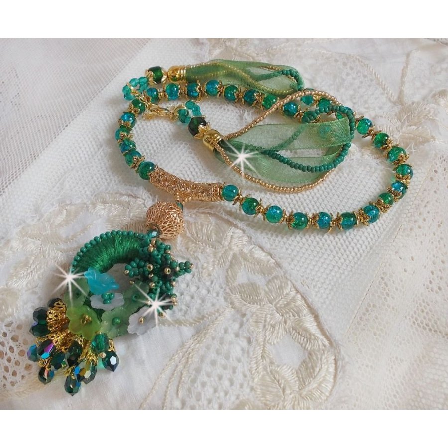 Green Iris halsband broderat med smaragdgrön DMC-bomull, Swarovski-kristaller, harts- och fröpärlor.