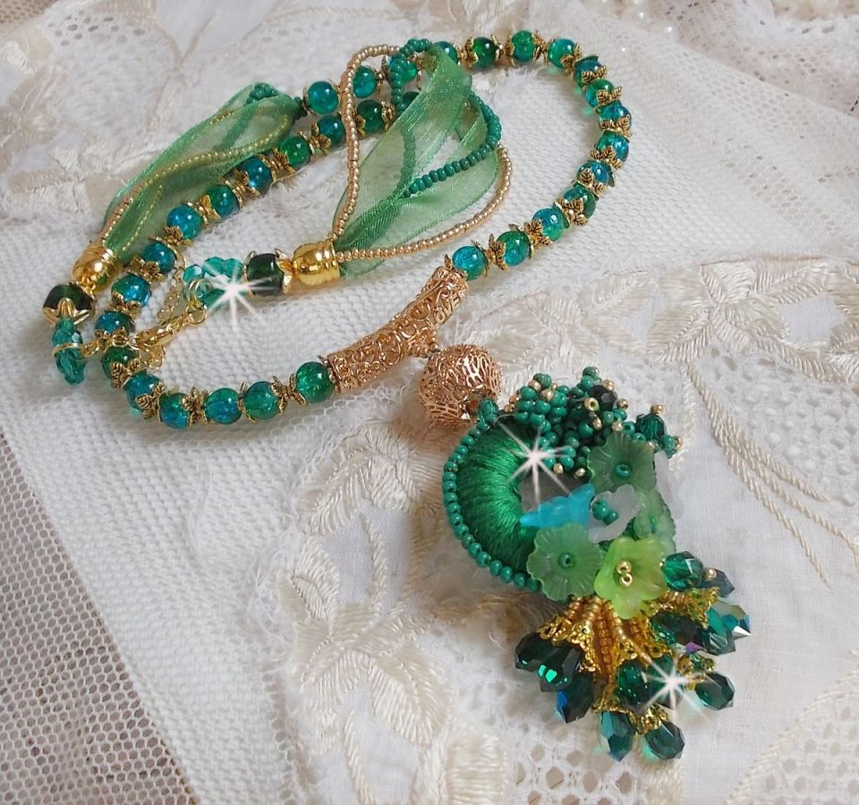 Green Iris halsband broderat med smaragdgrön DMC-bomull, Swarovski-kristaller, harts- och fröpärlor.