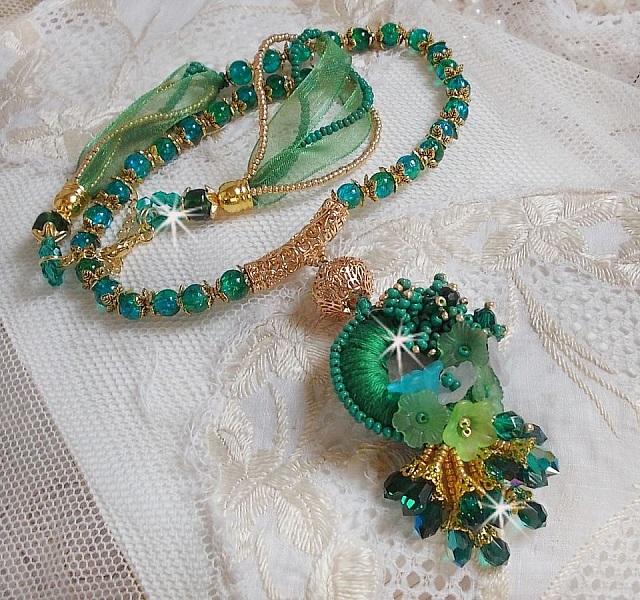 Green Iris halsband broderat med smaragdgr&ouml;n DMC-bomull, Swarovski-kristaller, harts- och fr&ouml;p&auml;rlor.
