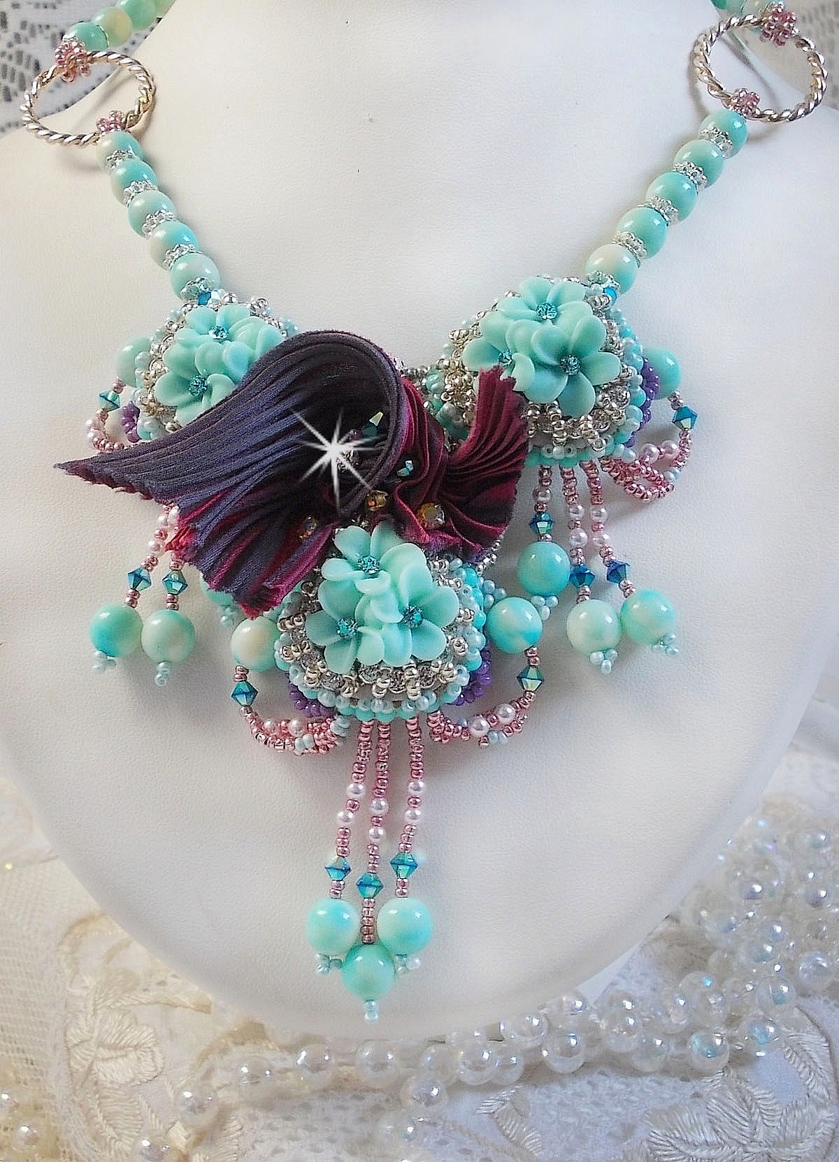Blue Flowers Haute-Couture halsband broderat med Swarovski-kristaller, ett tryffel/hallon-silkesband och fr&ouml;p&auml;rlor.