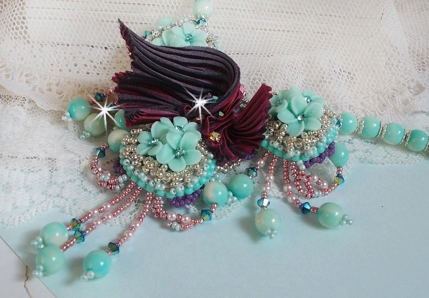 Blue Flowers Haute-Couture halsband broderat med Swarovski-kristaller, ett tryffel/hallon-silkesband och fröpärlor.