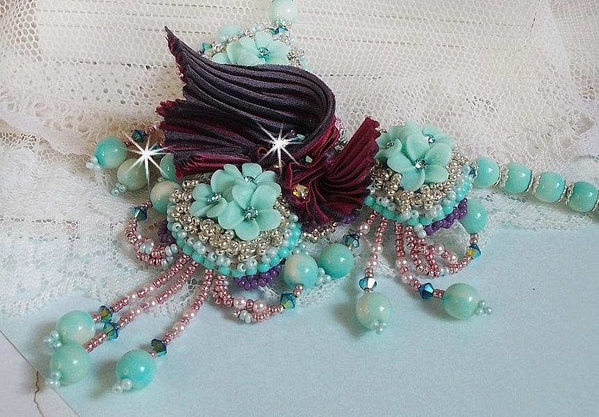 Blue Flowers Haute-Couture halsband broderat med Swarovski-kristaller, ett tryffel/hallon-silkesband och fr&ouml;p&auml;rlor.