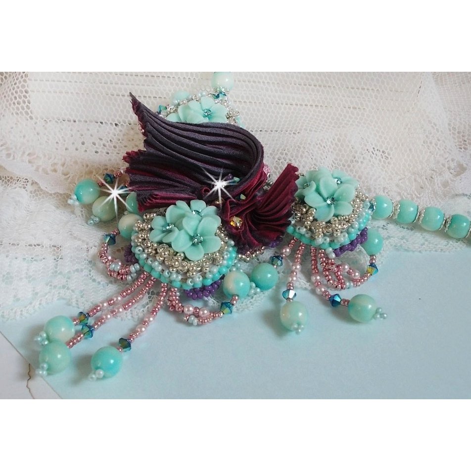 Blue Flowers Haute-Couture halsband broderat med Swarovski-kristaller, ett tryffel/hallon-silkesband och fröpärlor.