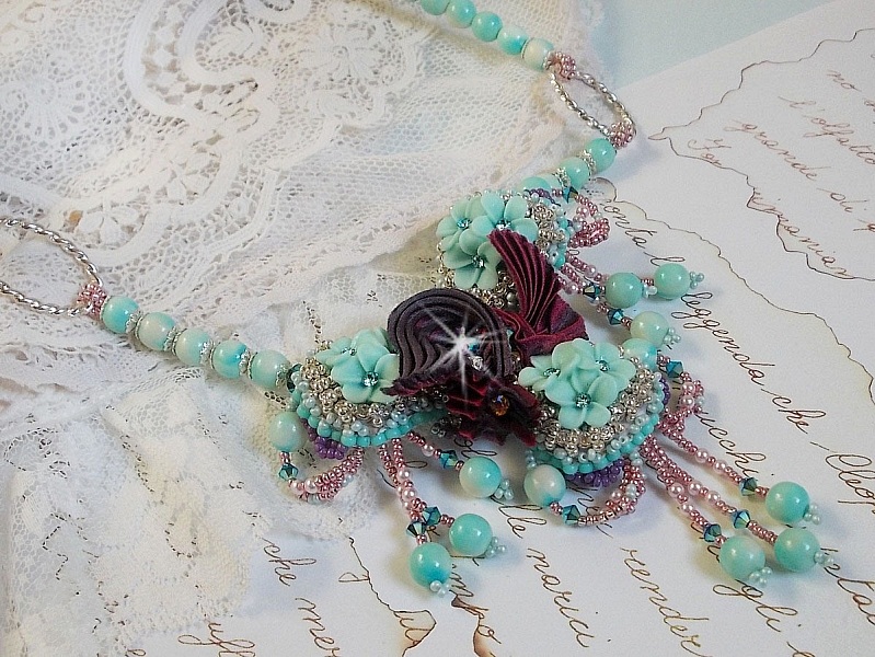 Blue Flowers Haute-Couture halsband broderat med Swarovski-kristaller, ett tryffel/hallon-silkesband och fr&ouml;p&auml;rlor.