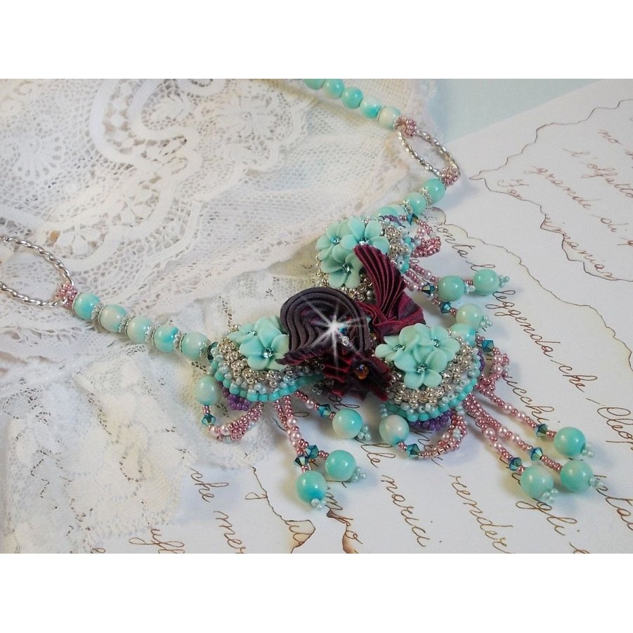 Blue Flowers Haute-Couture halsband broderat med Swarovski-kristaller, ett tryffel/hallon-silkesband och fröpärlor.