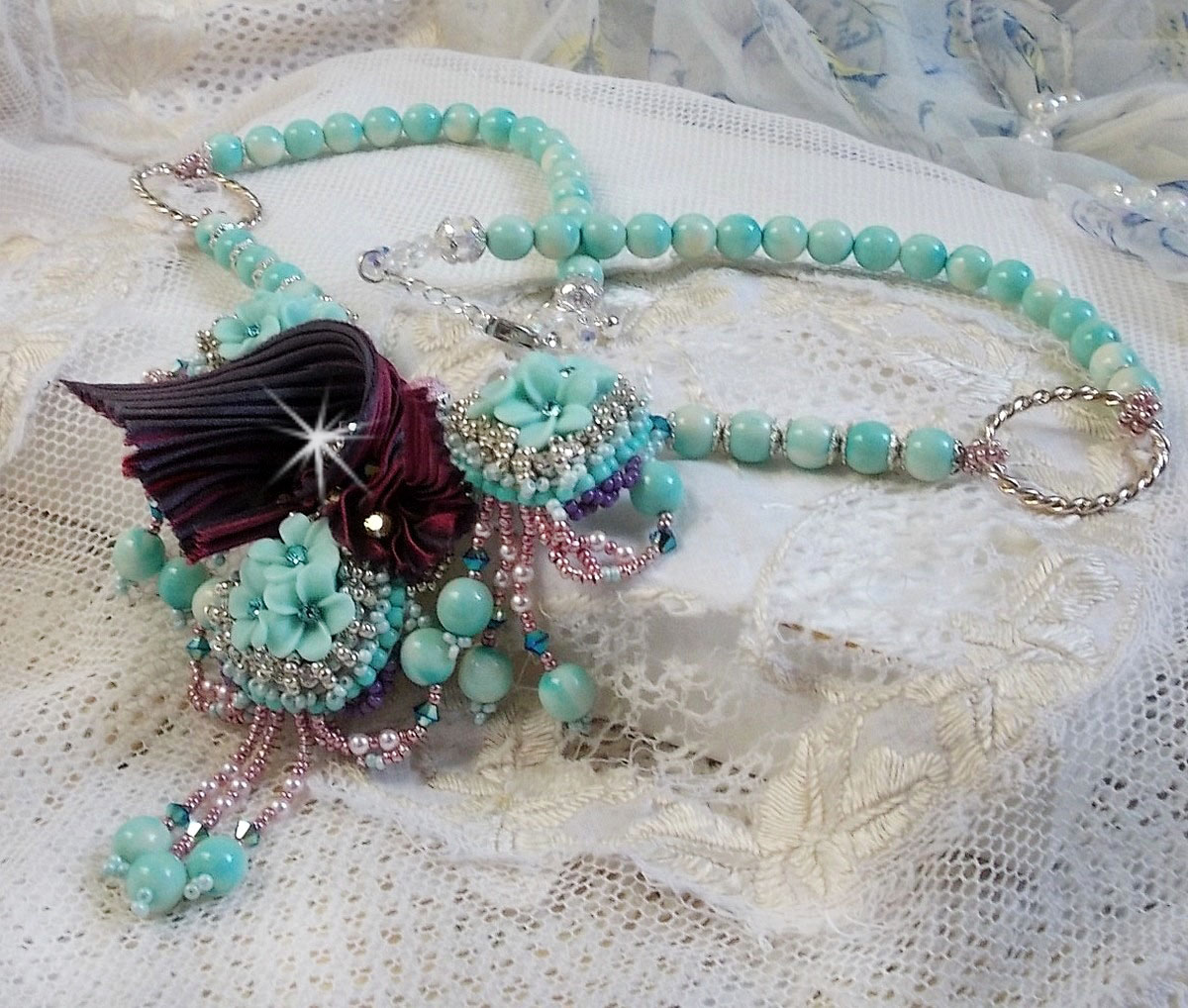 Blue Flowers Haute-Couture halsband broderat med Swarovski-kristaller, ett tryffel/hallon-silkesband och fröpärlor.
