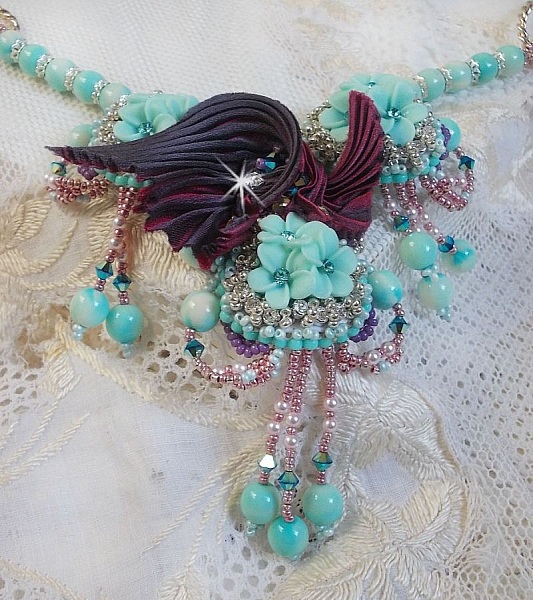 Blue Flowers Haute-Couture halsband broderat med Swarovski-kristaller, ett tryffel/hallon-silkesband och fr&ouml;p&auml;rlor.