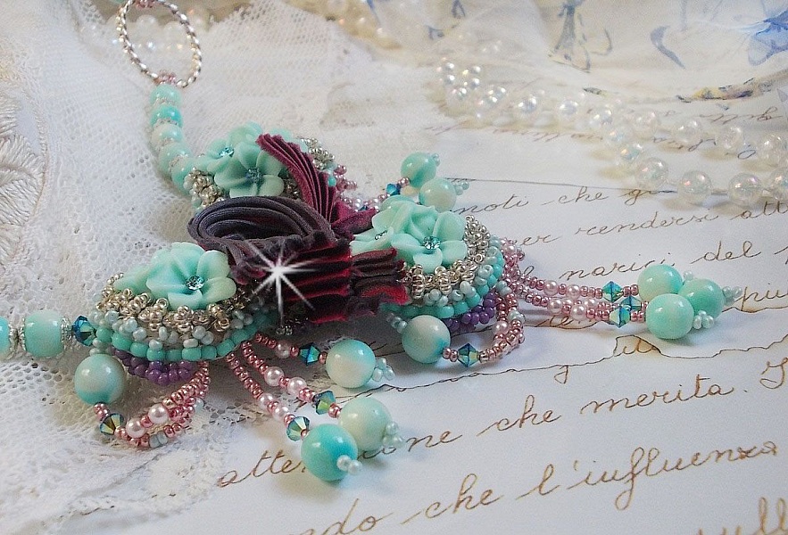 Blue Flowers Haute-Couture halsband broderat med Swarovski-kristaller, ett tryffel/hallon-silkesband och fr&ouml;p&auml;rlor.