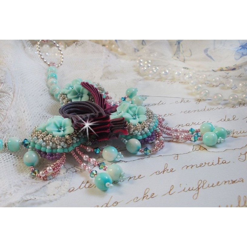 Blue Flowers Haute-Couture halsband broderat med Swarovski-kristaller, ett tryffel/hallon-silkesband och fröpärlor.