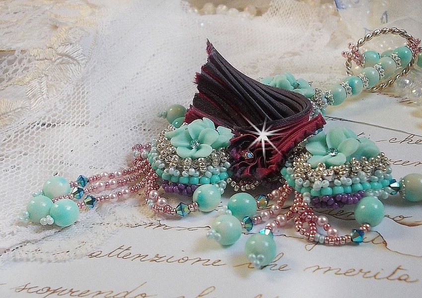 Blue Flowers Haute-Couture halsband broderat med Swarovski-kristaller, ett tryffel/hallon-silkesband och fr&ouml;p&auml;rlor.