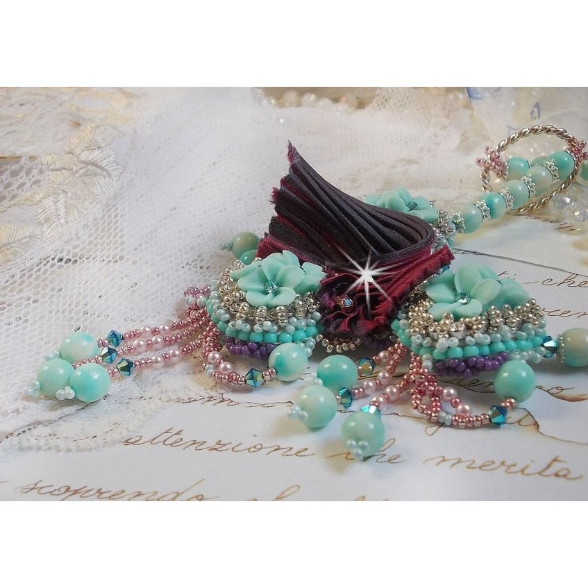 Blue Flowers Haute-Couture halsband broderat med Swarovski-kristaller, ett tryffel/hallon-silkesband och fröpärlor.