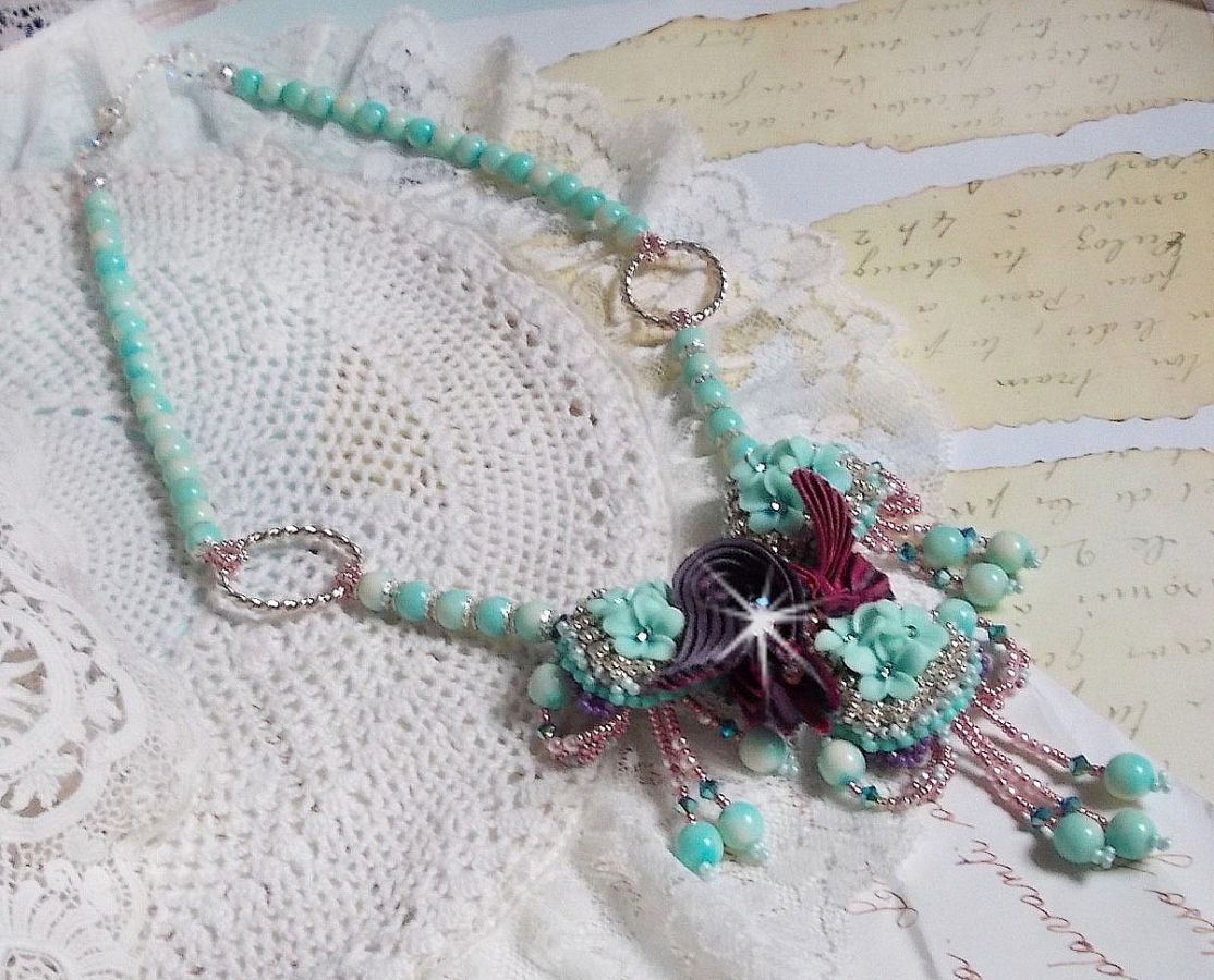 Blue Flowers Haute-Couture halsband broderat med Swarovski-kristaller, ett tryffel/hallon-silkesband och fröpärlor.