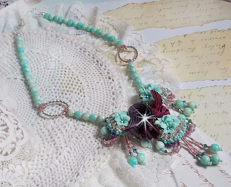 Blue Flowers Haute-Couture halsband broderat med Swarovski-kristaller, ett tryffel/hallon-silkesband och fr&ouml;p&auml;rlor.