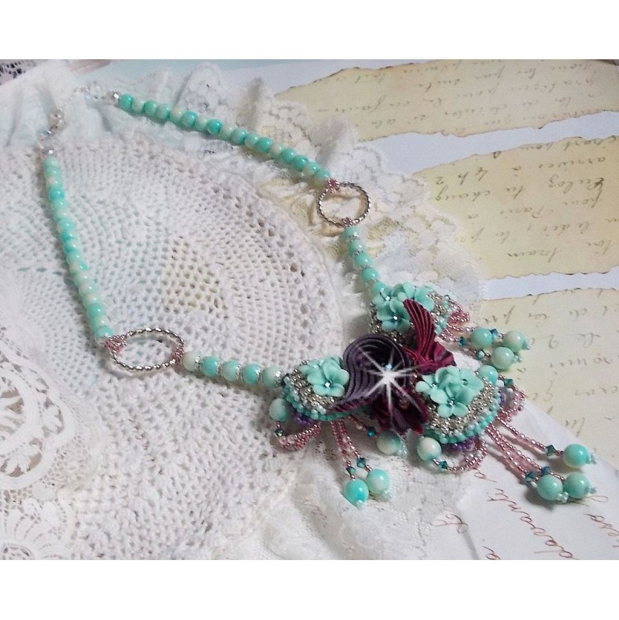 Blue Flowers Haute-Couture halsband broderat med Swarovski-kristaller, ett tryffel/hallon-silkesband och fröpärlor.