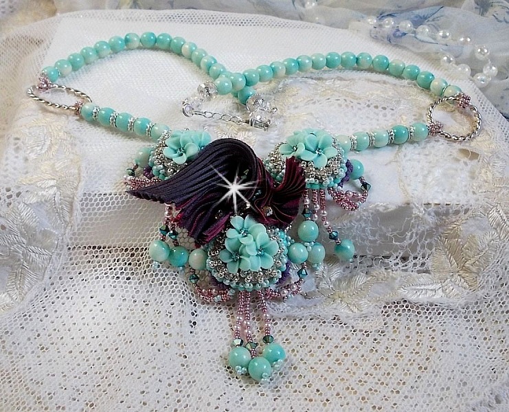 Blue Flowers Haute-Couture halsband broderat med Swarovski-kristaller, ett tryffel/hallon-silkesband och fr&ouml;p&auml;rlor.