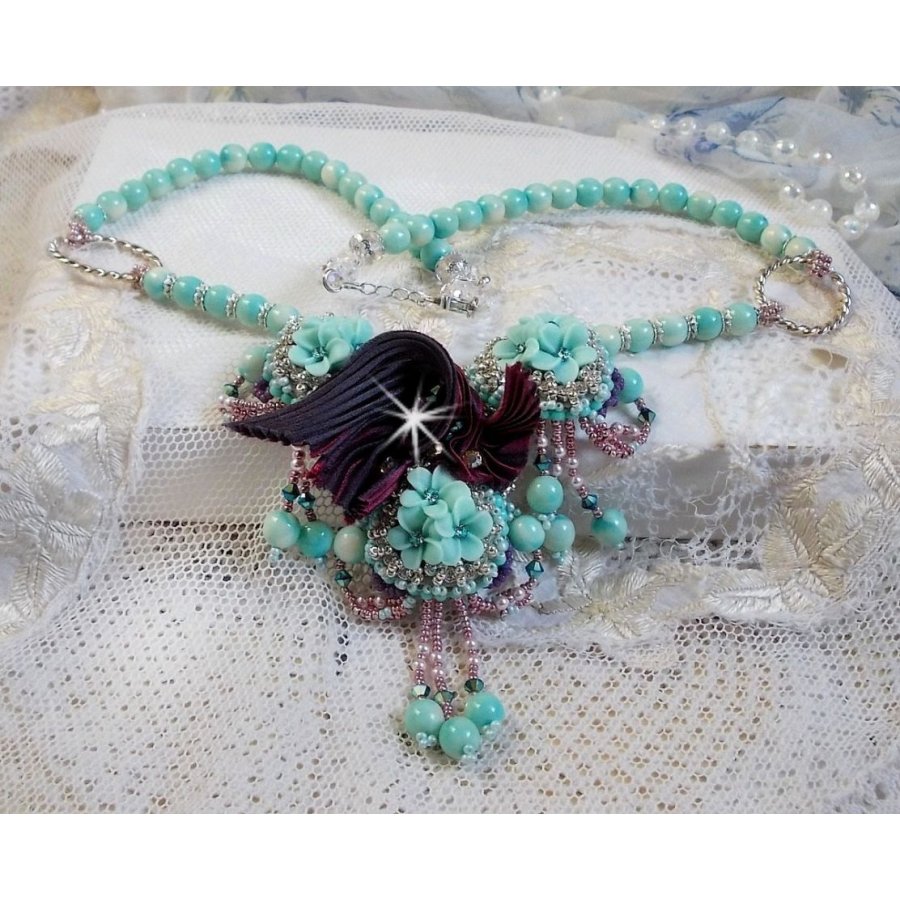 Blue Flowers Haute-Couture halsband broderat med Swarovski-kristaller, ett tryffel/hallon-silkesband och fröpärlor.