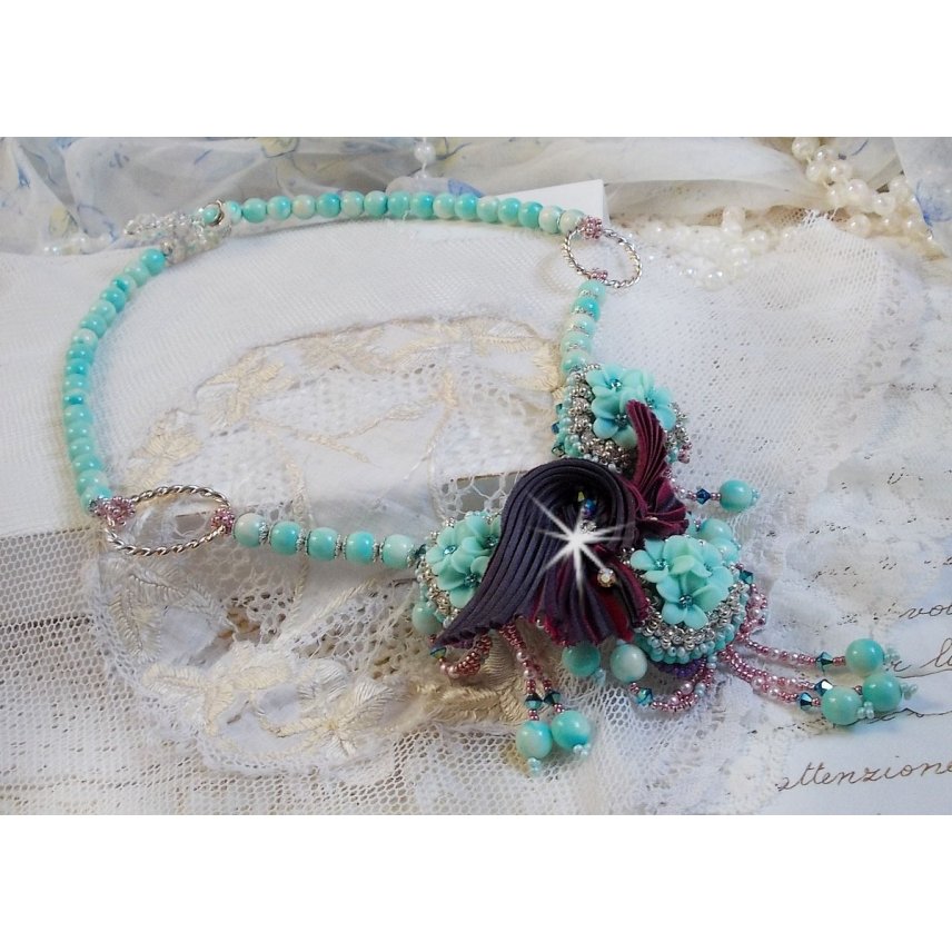 Blue Flowers Haute-Couture halsband broderat med Swarovski-kristaller, ett tryffel/hallon-silkesband och fröpärlor.