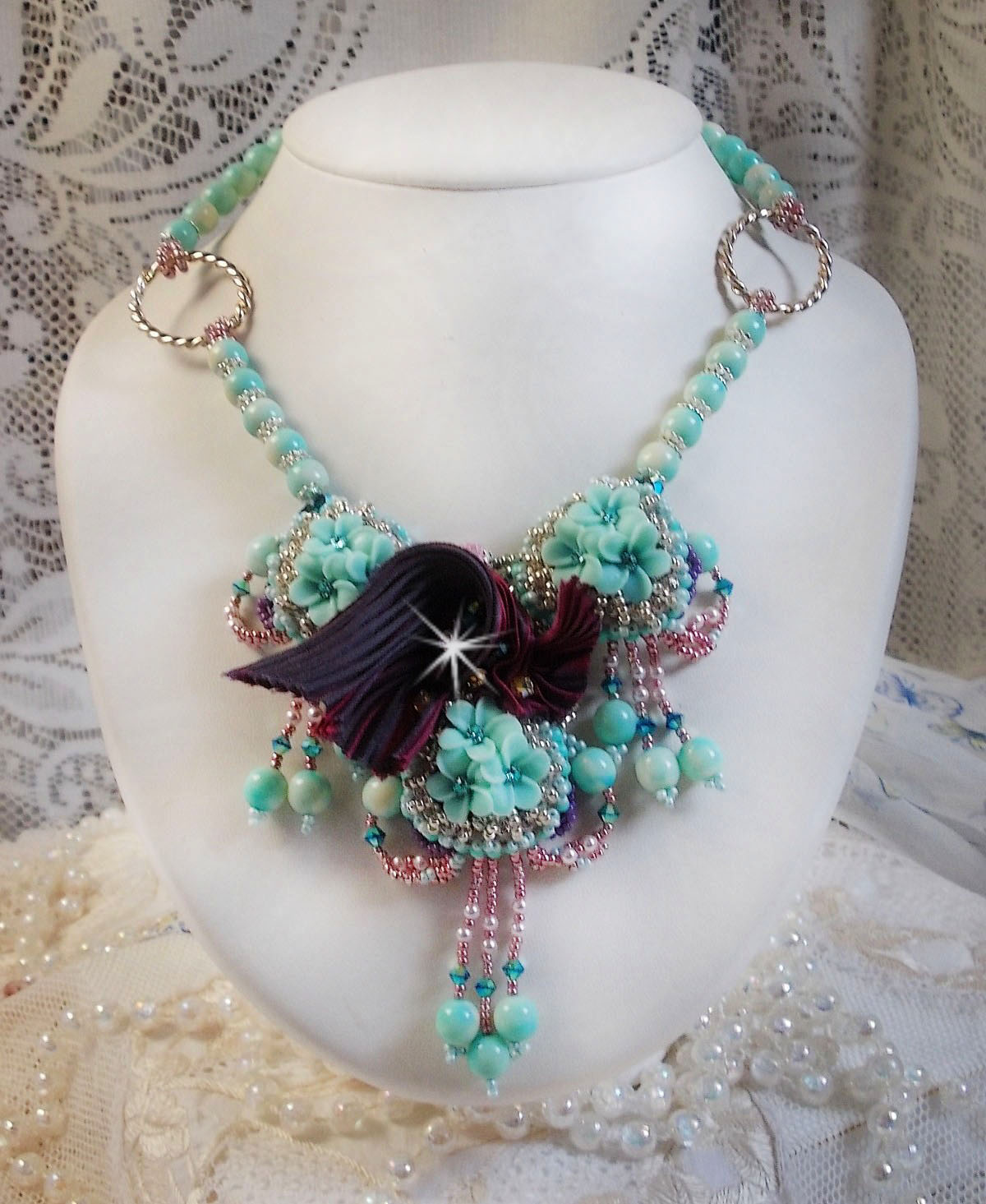 Blue Flowers Haute-Couture halsband broderat med Swarovski-kristaller, ett tryffel/hallon-silkesband och fröpärlor.