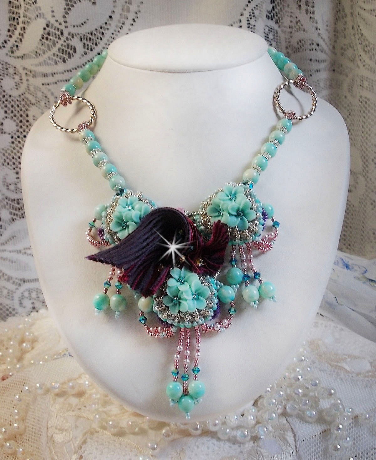 Blue Flowers Haute-Couture halsband broderat med Swarovski-kristaller, ett tryffel/hallon-silkesband och fr&ouml;p&auml;rlor.