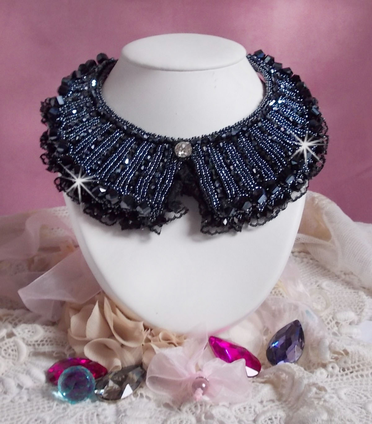 Halsband med Swarovski-kristaller och svart spets Haute-Couture-stil