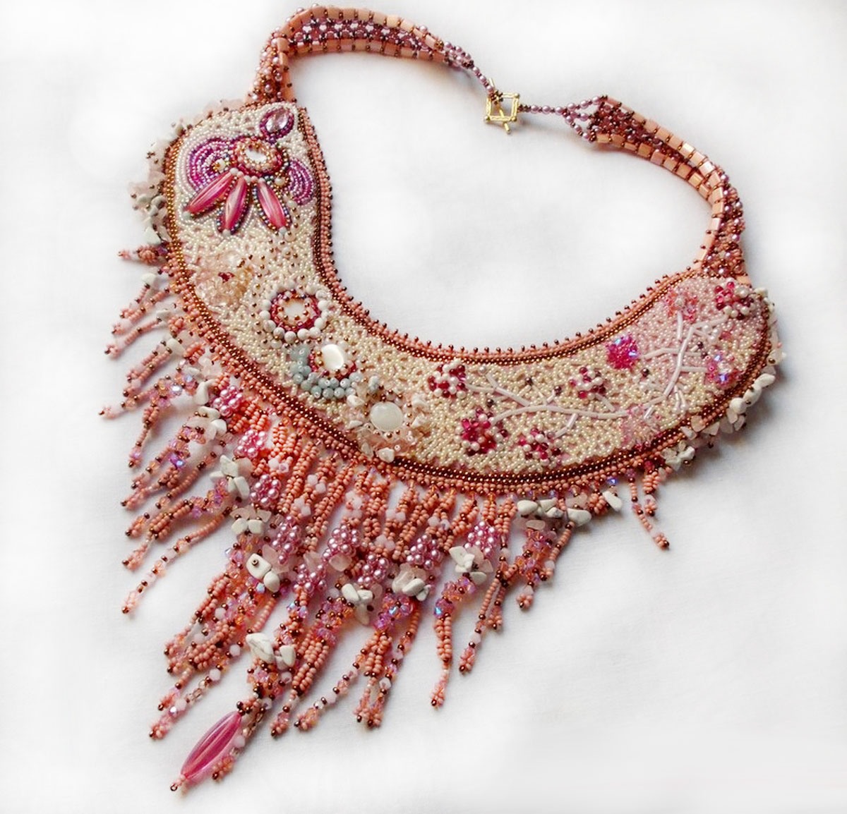 Rose Royale halsband, broderat med halvädelpärlor, Swarovskikristall och olika pärlor av Haute-Couture-kvalitet.