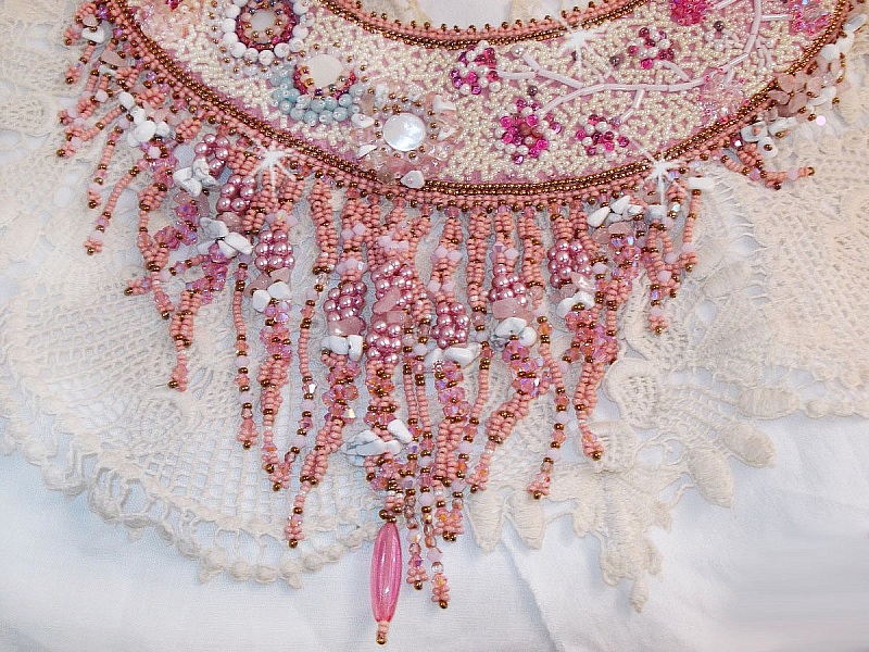 Rose Royale halsband, broderat med halv&auml;delp&auml;rlor, Swarovskikristall och olika p&auml;rlor av Haute-Couture-kvalitet.